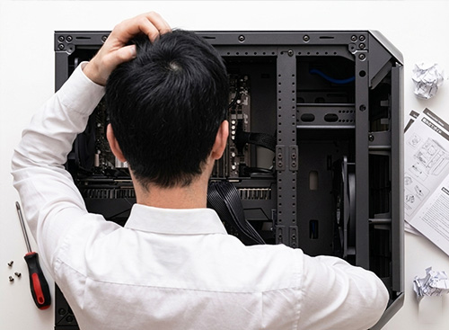 PC背面を覗き込む